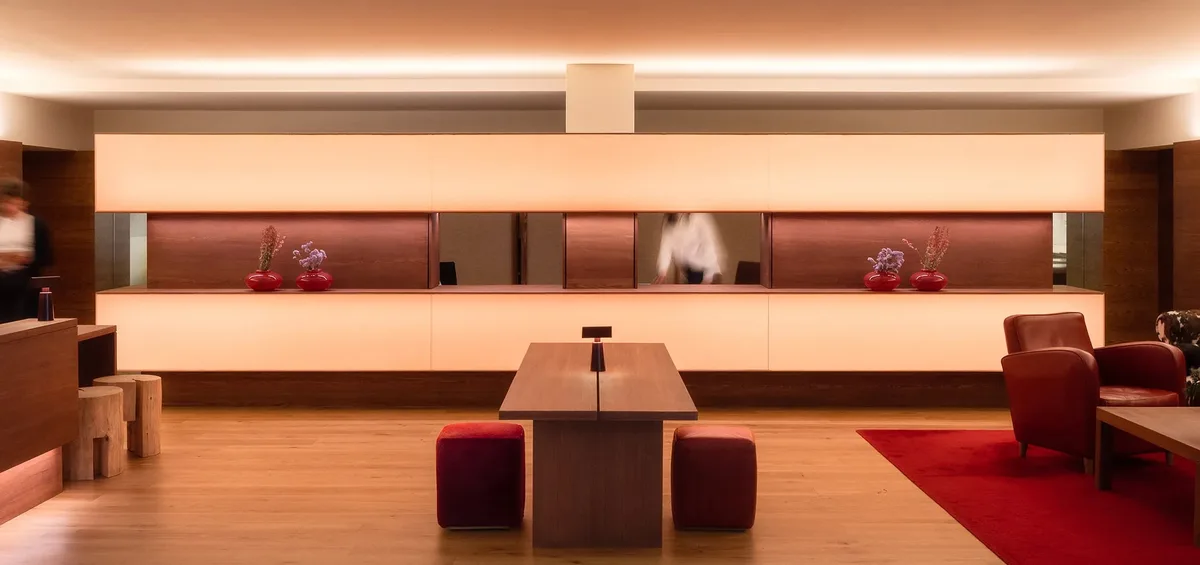 The long timber lounge at Vigilius Mountain Resort